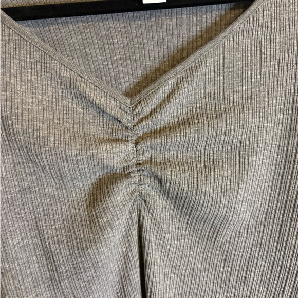 🛍️2/$20🛍️ NWOT Old Navy Ribbed V-Neck Long Sleeve Top - Picture 2 of 4